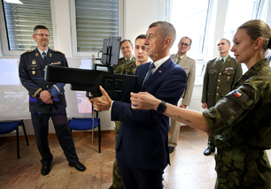 Během programu si prohlédli ukázky práce studentů i akademických pracovníků, seznámili se s aktuálními projekty a diskutovali o budoucnosti vojenského vzdělávání i o uplatnění absolventů. 