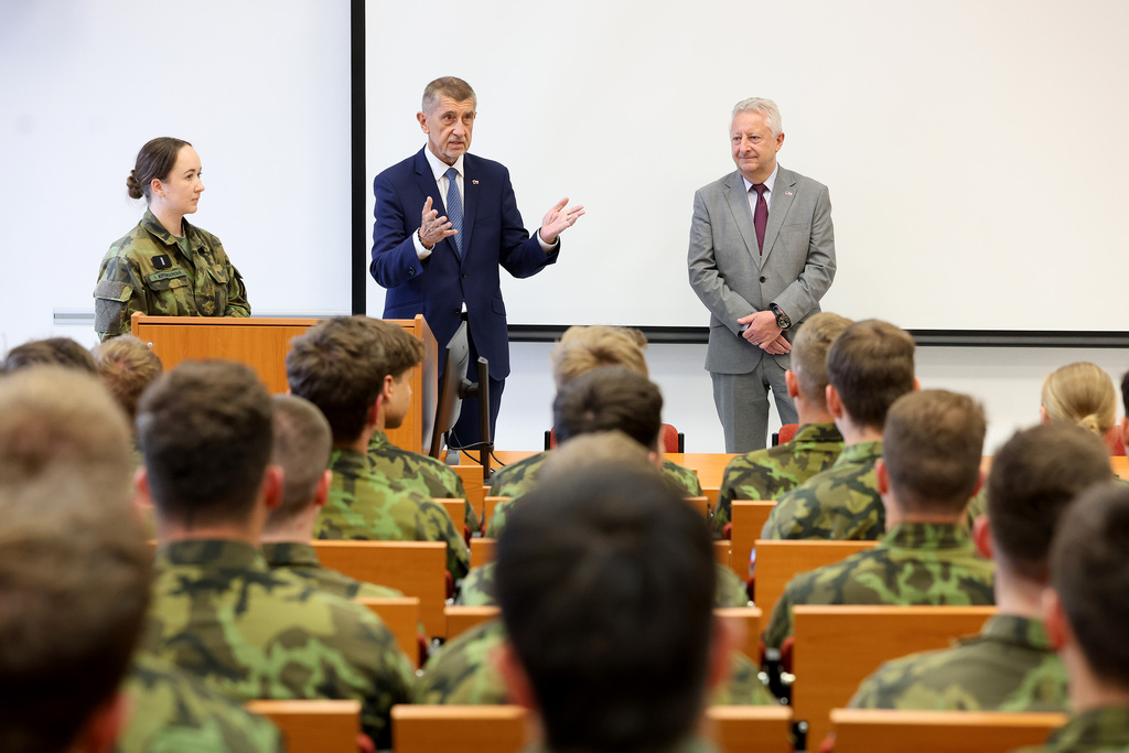 Během programu si prohlédli ukázky práce studentů i akademických pracovníků, seznámili se s aktuálními projekty a diskutovali o budoucnosti vojenského vzdělávání i o uplatnění absolventů. 