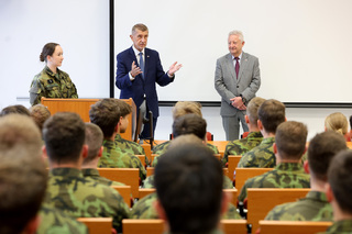 Během programu si prohlédli ukázky práce studentů i akademických pracovníků, seznámili se s aktuálními projekty a diskutovali o budoucnosti vojenského vzdělávání i o uplatnění absolventů. 
