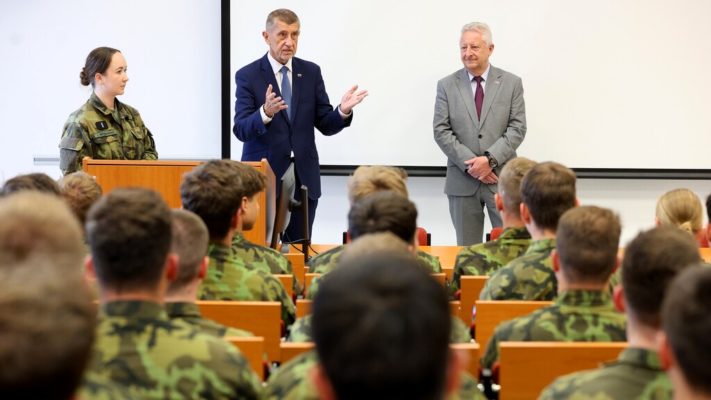 Premiér a ministr obrany navštívili Vojenskou lékařskou fakultu Univerzity obrany 