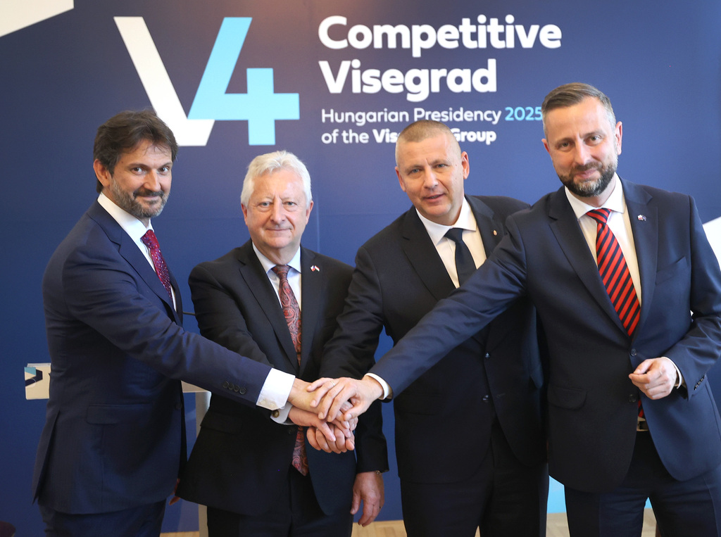 Ministři obrany zemí V4 jednali v Budapešti o bezpečnostních výzvách a regionální spolupráci