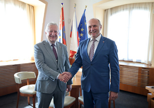 Ministr obrany jednal v Královéhradeckém kraji o rozvoji vojenské infrastruktury i potenciálních společných projektech resortu a kraje 
