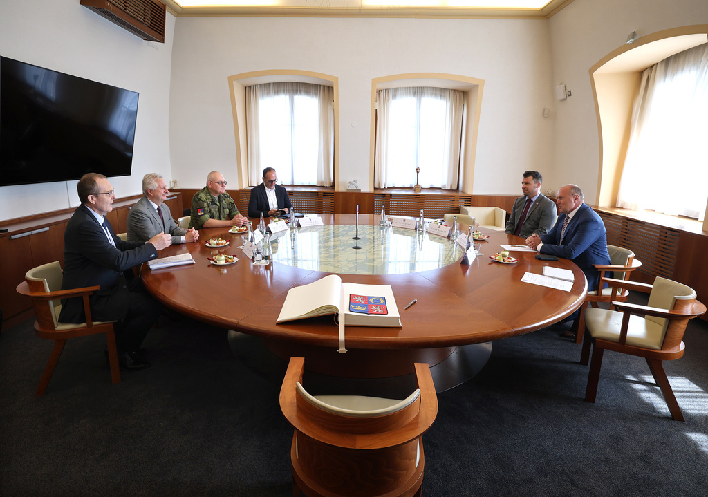 Ministr obrany jednal v Královéhradeckém kraji o rozvoji vojenské infrastruktury i potenciálních společných projektech resortu a kraje 