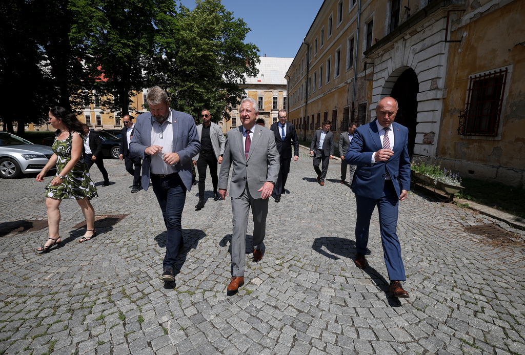 Ministr obrany jednal v Královéhradeckém kraji o rozvoji vojenské infrastruktury i potenciálních společných projektech resortu a kraje 