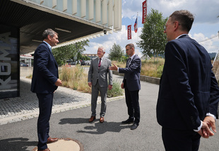 Ministr obrany v rámci své návštěvy ve Zlínském kraji navštívil také firmu KOMA Modular s.r.o.