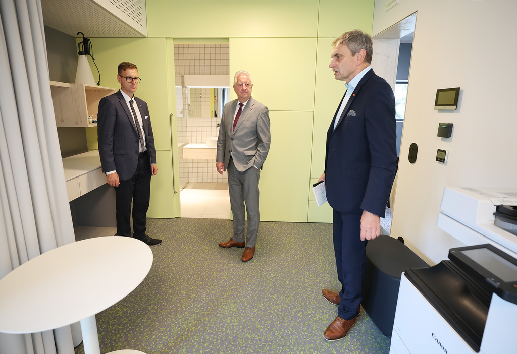 Ministr obrany v rámci své návštěvy ve Zlínském kraji navštívil také firmu KOMA Modular s.r.o.