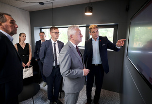Ministr obrany v rámci své návštěvy ve Zlínském kraji navštívil také firmu KOMA Modular s.r.o.