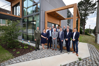 Ministr obrany v rámci své návštěvy ve Zlínském kraji navštívil také firmu KOMA Modular s.r.o.