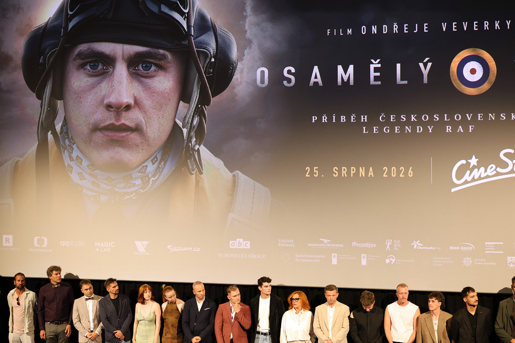 Osamělý vlk měl slavnostní premiéru. Příběh legendárního pilota Josefa Františka zhlédli prezident a ministr obrany