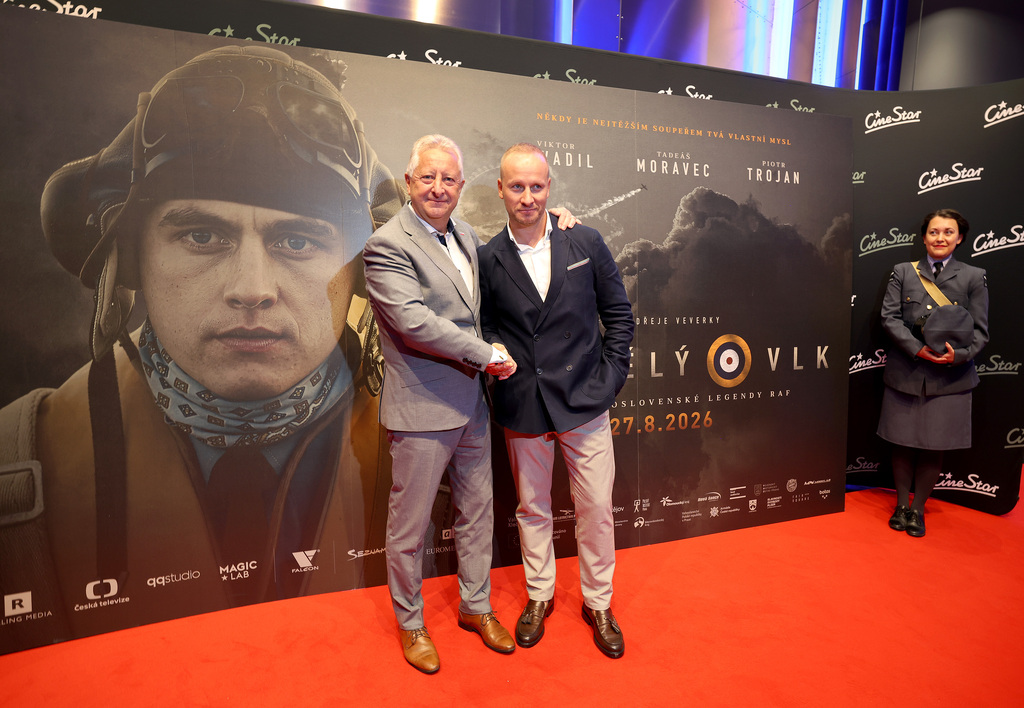 Osamělý vlk měl slavnostní premiéru. Příběh legendárního pilota Josefa Františka zhlédli prezident a ministr obrany