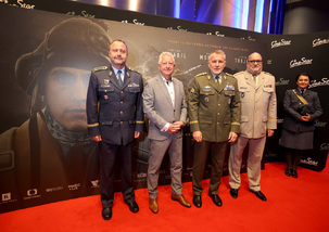 Osamělý vlk měl slavnostní premiéru. Příběh legendárního pilota Josefa Františka zhlédli prezident a ministr obrany