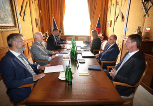 Setkal se s ním jak šéf resortu Jaromír Zůna, tak vrchní ředitel Sekce obranné politiky a strategie (SOPS) Jakub Landovský.