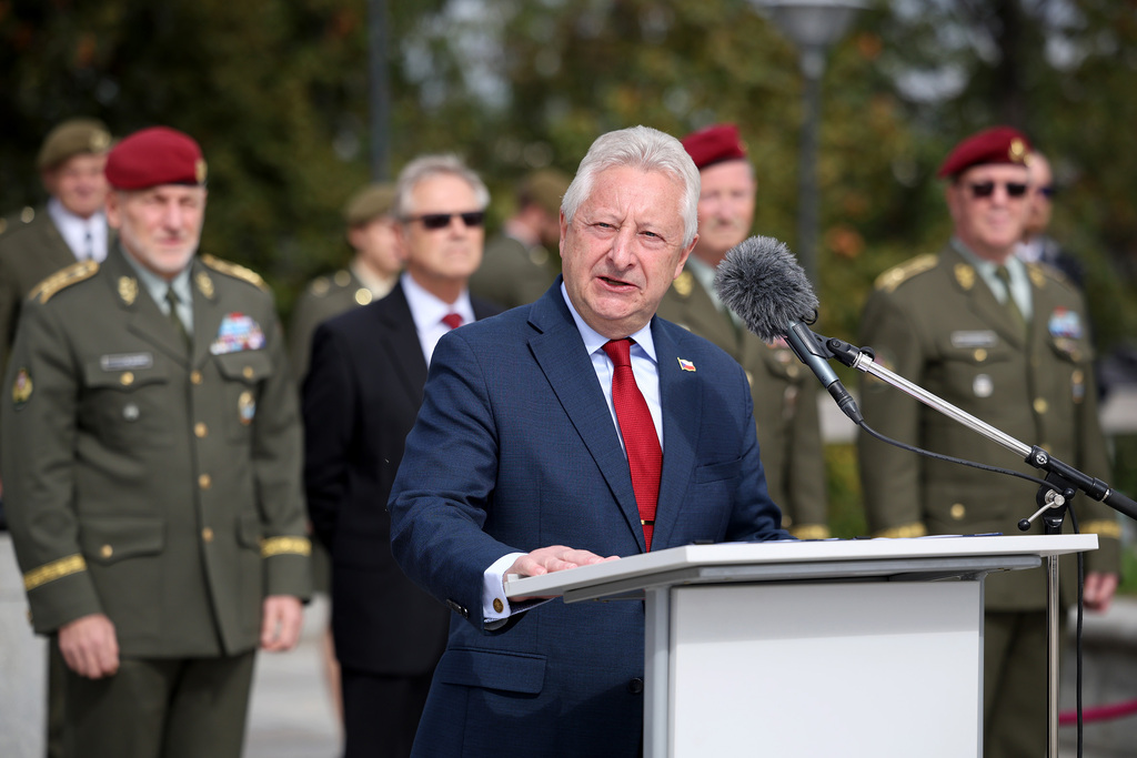 Veteráni IFOR převzali na Vítkově pamětní odznaky. Mise před 30 lety otevřela českým vojákům cestu k aliančním standardům 