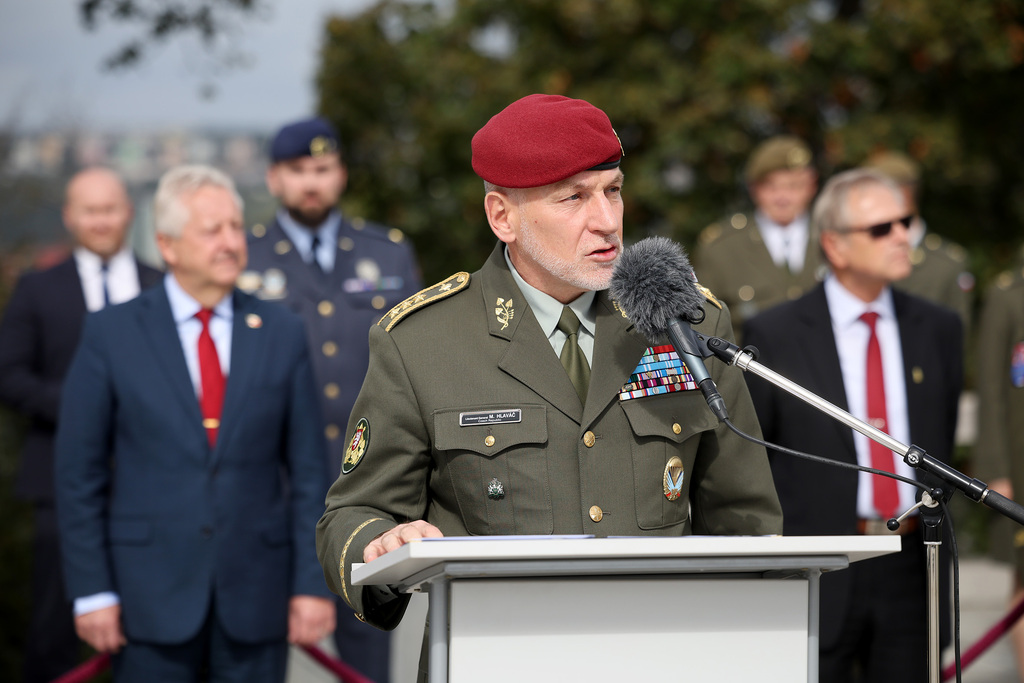Veteráni IFOR převzali na Vítkově pamětní odznaky. Mise před 30 lety otevřela českým vojákům cestu k aliančním standardům 