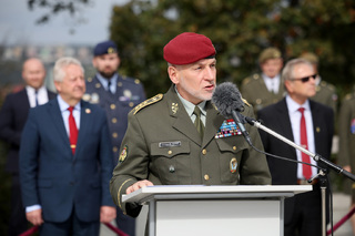 Veteráni IFOR převzali na Vítkově pamětní odznaky. Mise před 30 lety otevřela českým vojákům cestu k aliančním standardům 