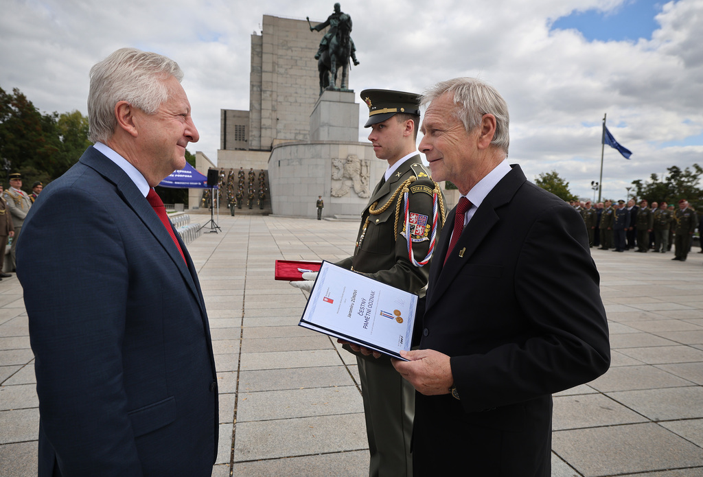 Veteráni IFOR převzali na Vítkově pamětní odznaky. Mise před 30 lety otevřela českým vojákům cestu k aliančním standardům 
