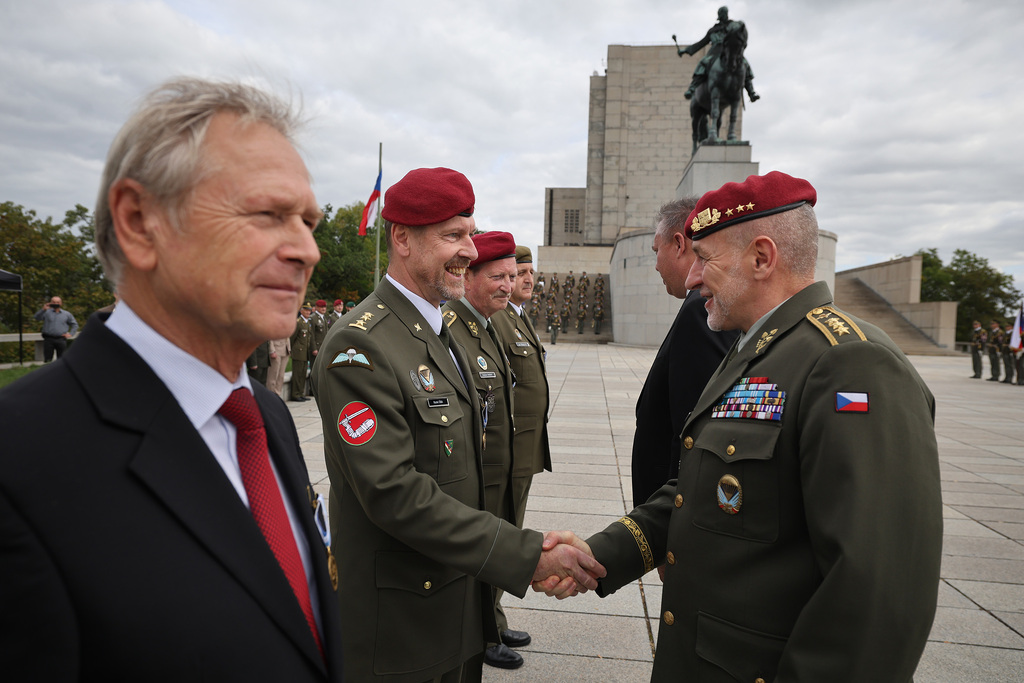Veteráni IFOR převzali na Vítkově pamětní odznaky. Mise před 30 lety otevřela českým vojákům cestu k aliančním standardům 
