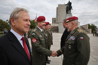 Veteráni IFOR převzali na Vítkově pamětní odznaky. Mise před 30 lety otevřela českým vojákům cestu k aliančním standardům 