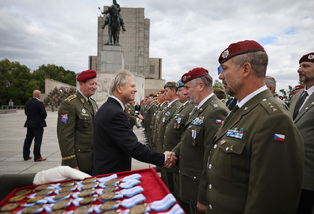 Veteráni IFOR převzali na Vítkově pamětní odznaky. Mise před 30 lety otevřela českým vojákům cestu k aliančním standardům 
