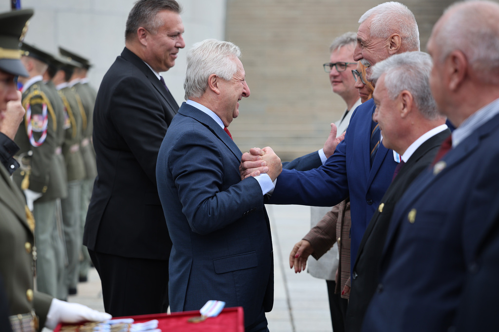 Veteráni IFOR převzali na Vítkově pamětní odznaky. Mise před 30 lety otevřela českým vojákům cestu k aliančním standardům 
