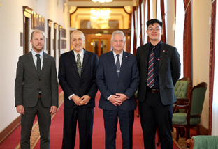 Ministr obrany se sešel s velvyslancem Singapuru
