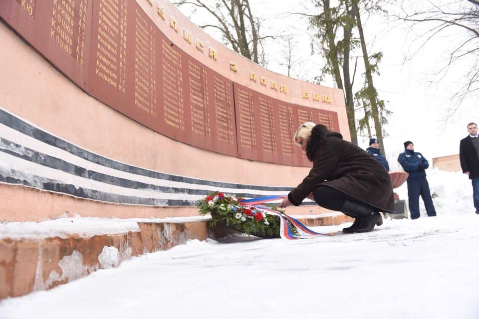 Položení věnce u válečného hrobu vojáků padlých u Sokolova