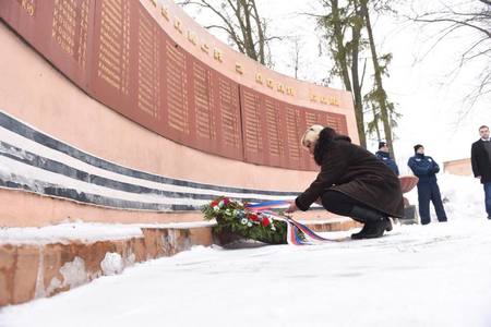Položení věnce u válečného hrobu vojáků padlých u Sokolova