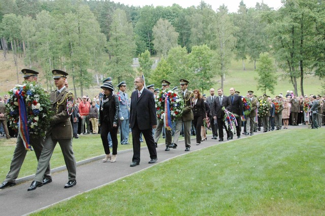 Věnec k památníku položili mj. představitelé státní správy, místní samosprávy, veteránských organizací, velvyslanectví