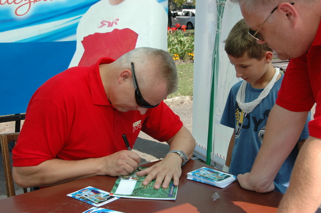 Olympijský vítěz v desetiboji a patron Odznaku všestrannosti Robert Změlík si ve Slaném našel čas i na rozdávání autogramů