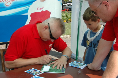 Olympijský vítěz v desetiboji a patron Odznaku všestrannosti Robert Změlík si ve Slaném našel čas i na rozdávání autogramů