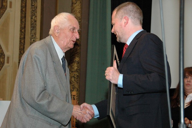 Ministr školství gratuluje Oldřichu Čapkovi