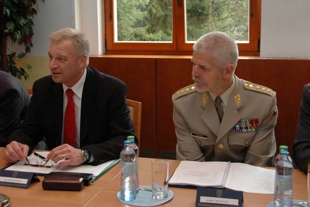 Ministr obrany Vlastimil Picek a generálporučík Petr Pavel, náčelník GŠ AČR
