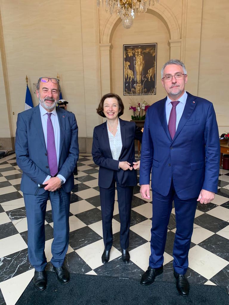 Ministr obrany Lubomír Metnar s ministryní obrany Francie Florence Parly a českým velvyslancem ve Francii Michelem Fleischmannem.