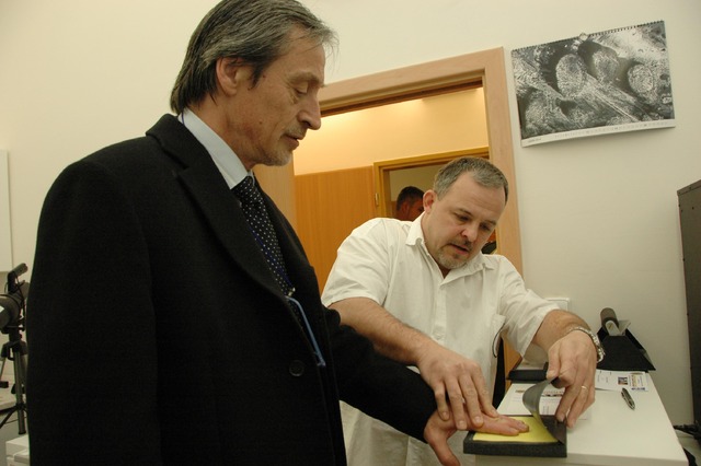 Podplukovník Tomáš Vokálek snímá  Martinu Stropnickému otisky