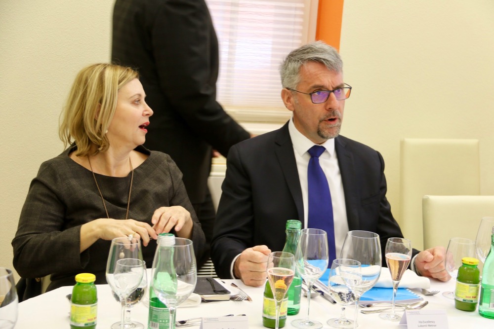 Ministr obrany Lubomír Metnar a velvyslankyně České republiky ve Vídni Ivana Červenková