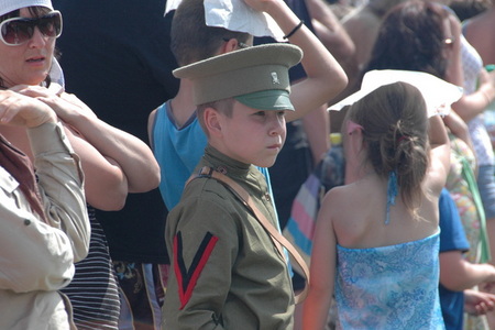 Mezi diváky nechybely ani děti. Příznivci čs. legionářů si vychovávají své nástupce