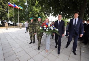 Ilustrační obrázek ke článkuMinistryně obrany navštívila Ukrajinu. Uctila zde čs. legionáře a jednala s náměstkyní ministra obrany