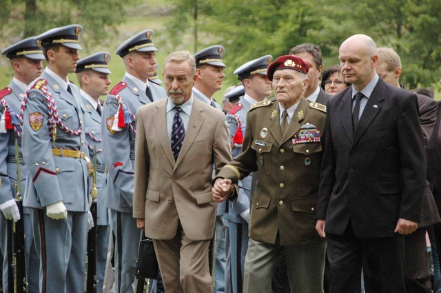 Ležáky navštívil a projev přednesl také generálmajor Jaroslav Klemeš