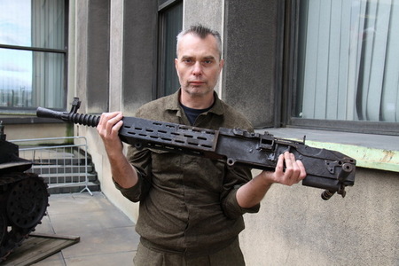 Restaurátor VHÚ Petr Moudrý s kulometem, který byl součástí tanku