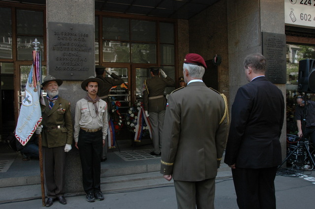 Zástupci resortu obrany při položení věnce k budově Českého rozhlasu