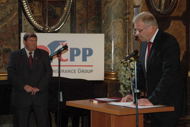 Ministr obrany během projevu. V pozadí Jaroslav Vodička z ČSBS, který večerem provázel