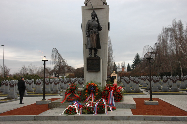 Desítky lidí si přišly na Olšanské hřbitovy připomenout Den obránců vlasti 6