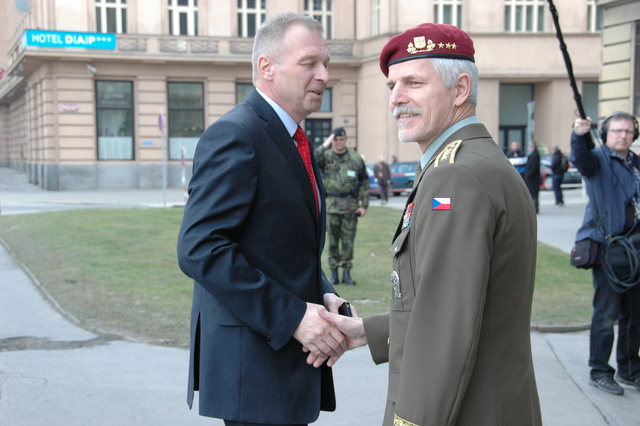 Přátelské přivítání před budovou generálního štábu. NGŠ AČR generál Pavel vítá ministra obrany Vlastimila Picka