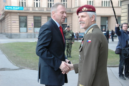 Přátelské přivítání před budovou generálního štábu. NGŠ AČR generál Pavel vítá ministra obrany Vlastimila Picka