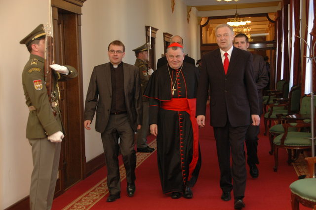Dominika Duku (uprostřed) na ministerstvu obrany doprovází Tomáš Holub (vlevo) a Vlastimil Picek (vpravo)