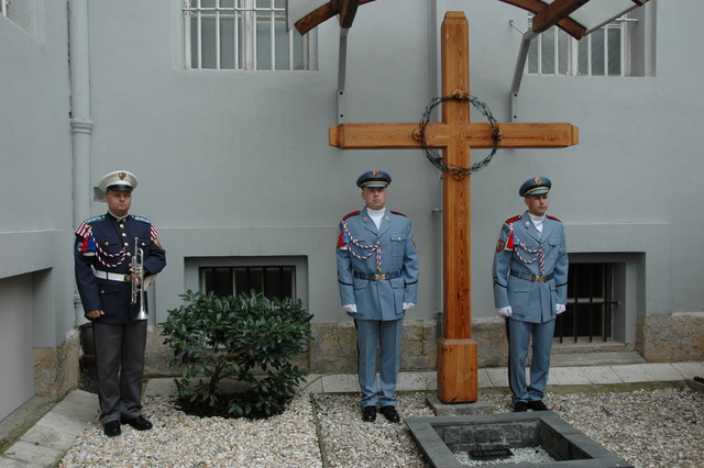 Památník v místě, kde byla Milada Horáková před 63 lety popravena, v pankrácké věznici