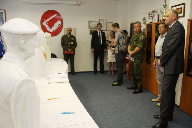  Ministra obrany doprovodil mimo jiné první zástupce náčelníka Generálního štábu generálmajor Miroslav Žižka