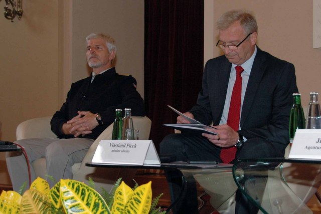 Ministr obrany Vlastimil Picek a náčelník Generálního štábu AČR generálporučík Petr Pavel před zahájením 154. Žofínského fóra