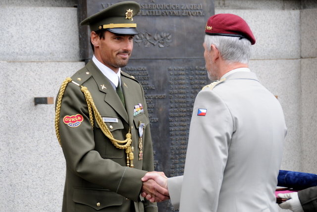 Generál Pavel předal mjr. Šebrlemu čestný odznak