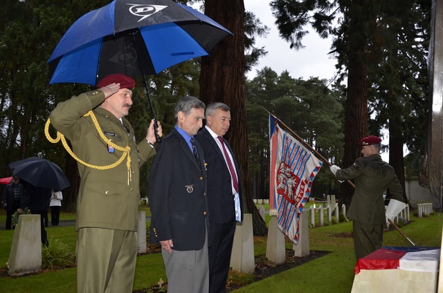  Uctění památky u památníku padlých Československých vojáků. Zprava zástupce velvyslance ČR ve VB MUDr. Antonín Hradílek, Československý veterán plk. v. v. Arnošt POLÁK, PO ČR ve VB plk. Ing. Roman SIWEK